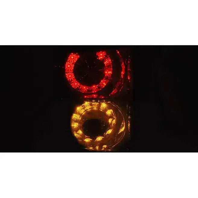 Baklys Land Rover Range Rover III LED, rød og gul ring med glødende lyspunkter i mørket.