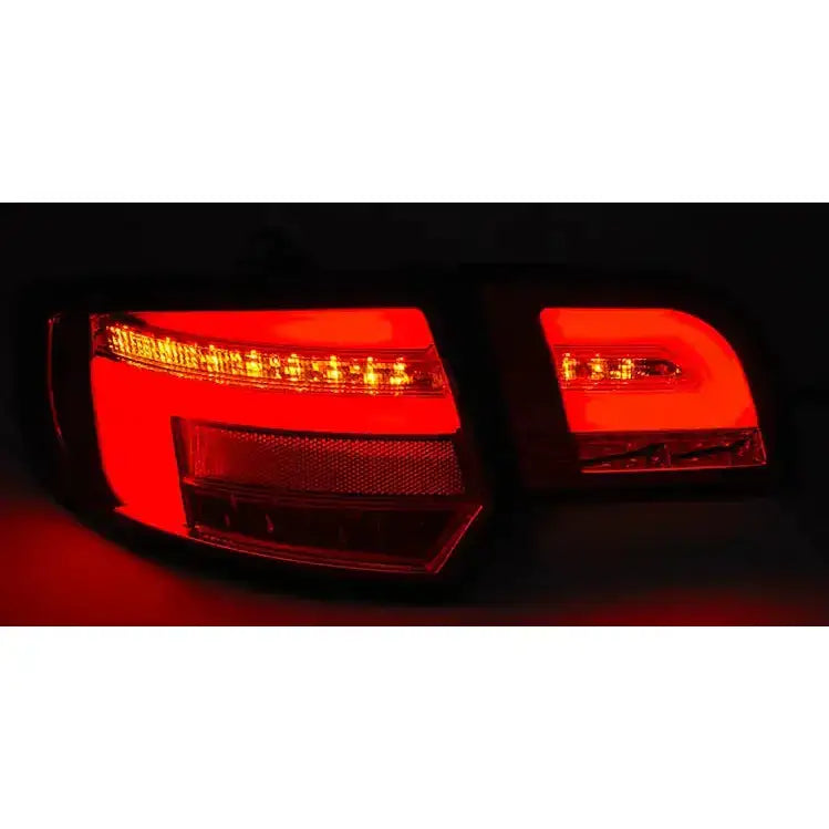 Baklykt LED Bar Red Tail Lights for Audi A3 8P med rød belysning og sorte detaljer sett skrått.