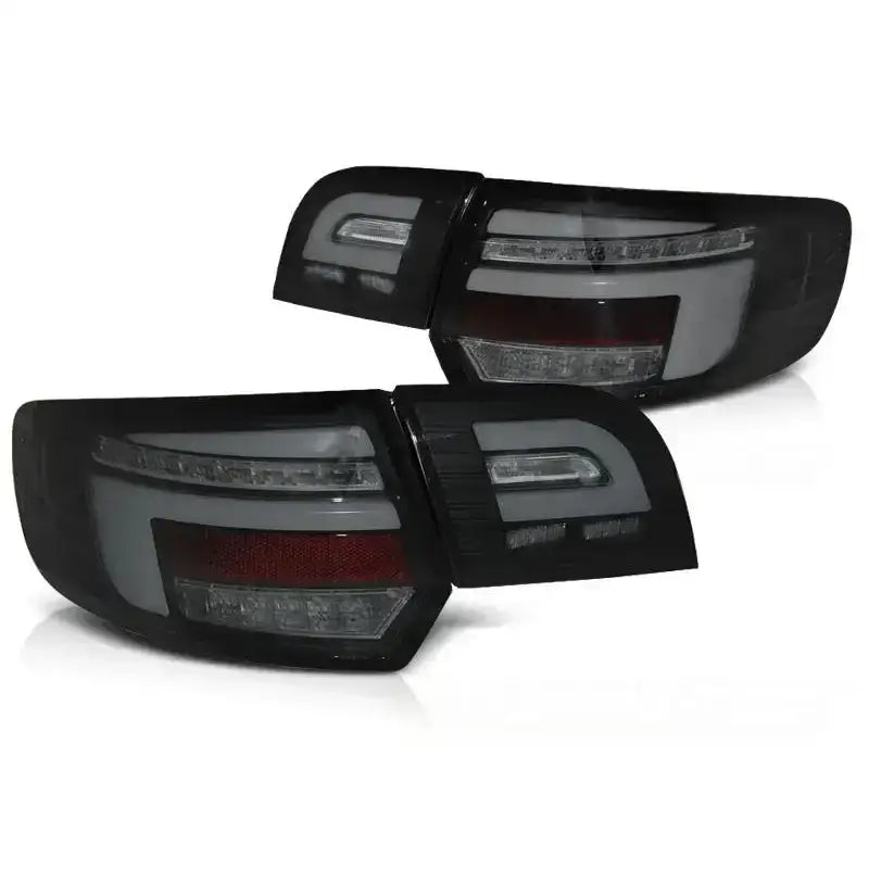 Baklykter Led Bar Tail Lights Black SEQ til Audi A3 8P 5D vist fra skrå vinkel mot hvit bakgrunn.