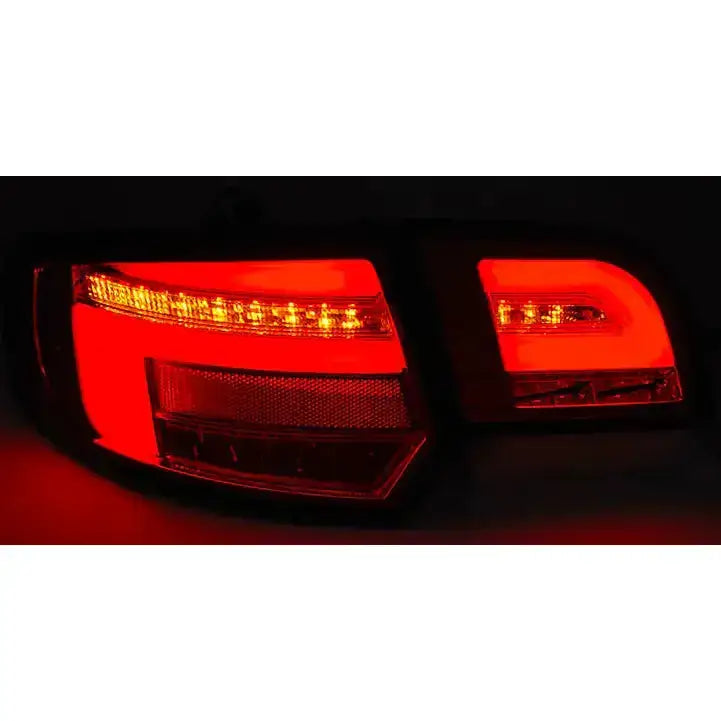 Baklykt LED Bar Tail Lights Black SEQ til Audi A3 8P 5D, sett rett bakfra med rødt lys i mørket.