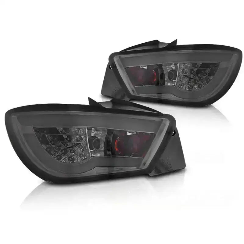 Baklykter Led Bar Tail Lights Smoke til Seat Ibiza 6J 3D, to mørke lykter med LED, sett skrått forfra.