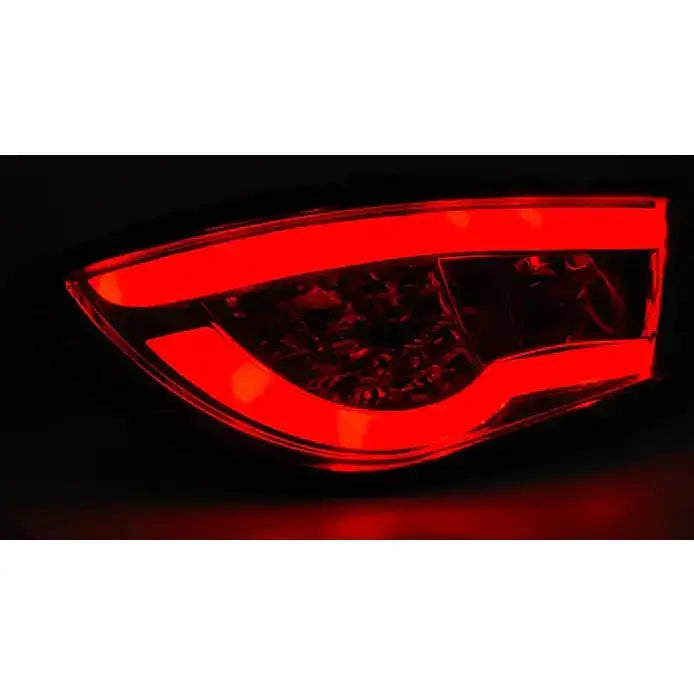 Baklykt Led Bar Tail Lights Smoke til Seat Ibiza 6J med rød LED-ramme, sett fra skrå vinkel.