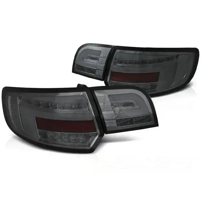Baklykter Led Bar Tail Lights Smoke med sotet glass og svarte detaljer til Audi A3 8P 5D.