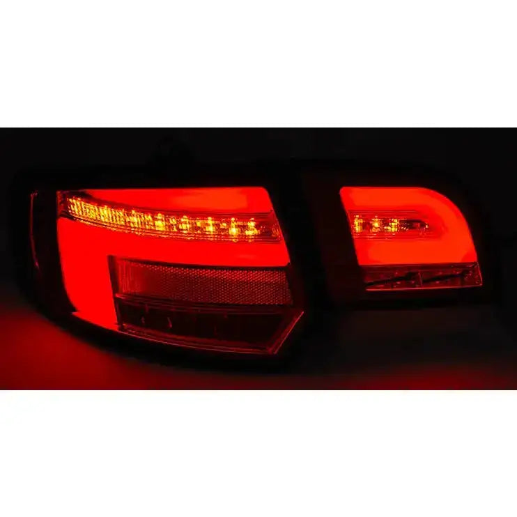 Baklykt LED Bar Tail Lights for Audi A3 8P 5D, sett bakfra med opplyste segmenter i mørket.