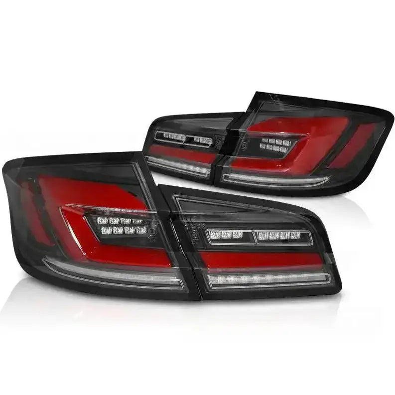 Baklykter Led Black BMW F10 10-16 sett med svarte og røde dioder sett fra skrå vinkel.