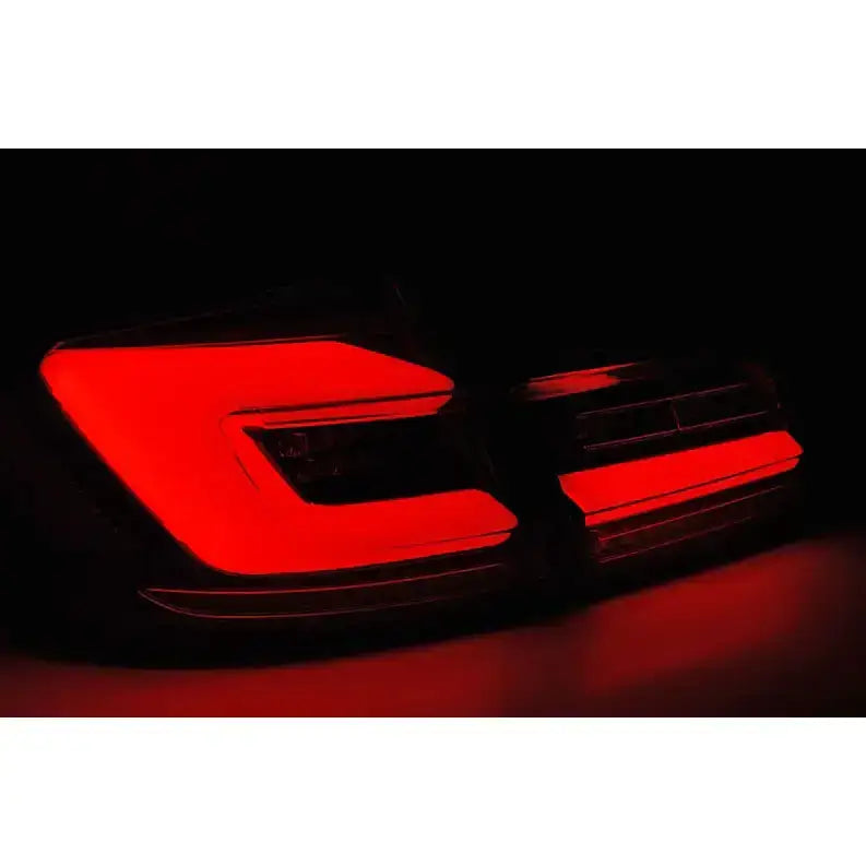 Baklykt Led Black til BMW F10 med rød LED-belysning, sett skrått bakfra mot svart bakgrunn.