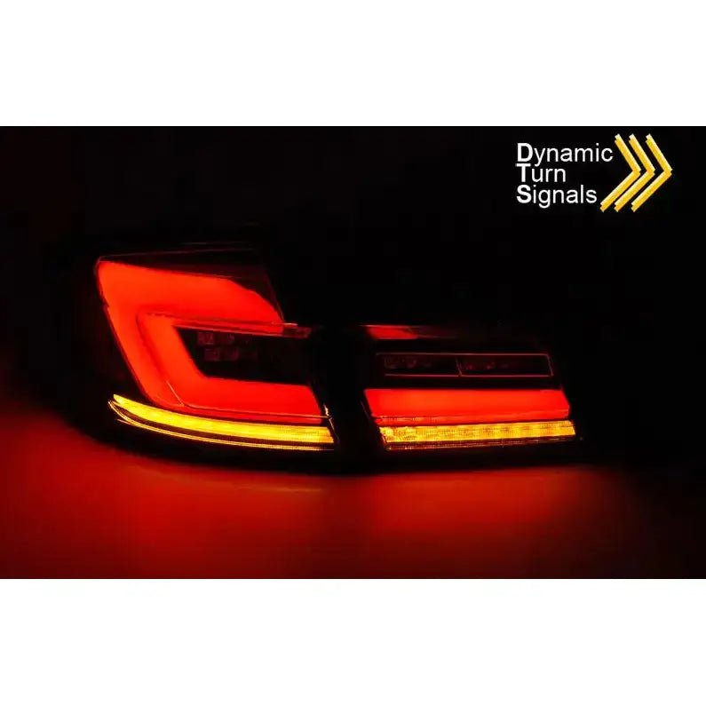 Baklys LED Black BMW F10 sett bakfra med røde og oransje lys og dynamiske gule blinklys i mørket.