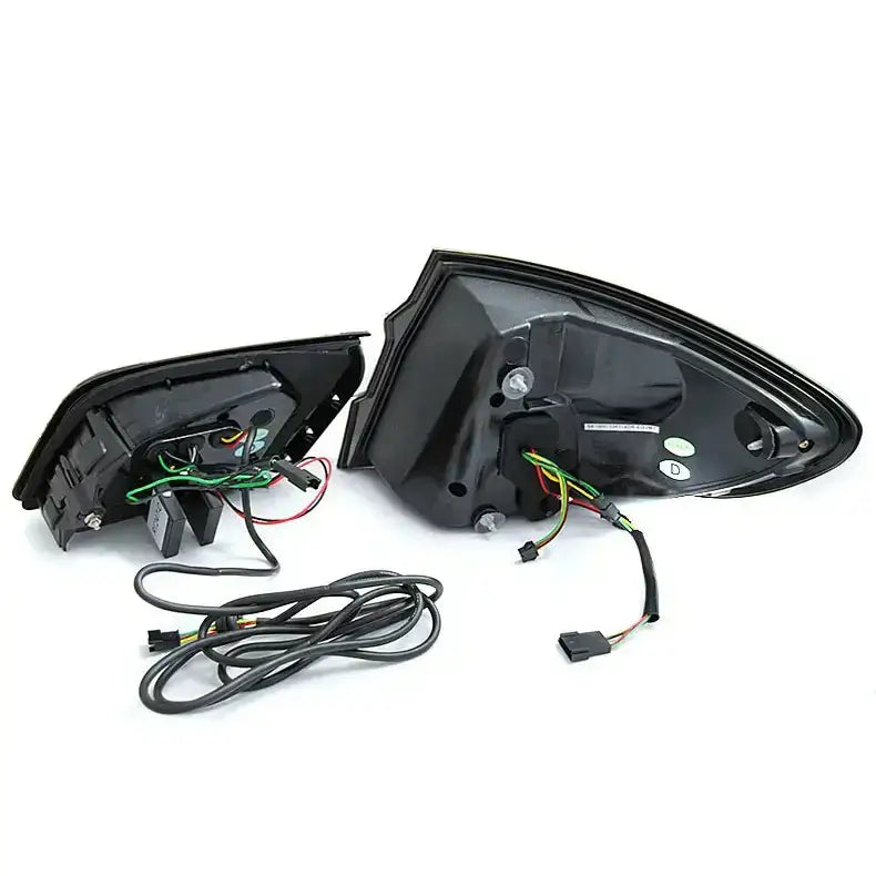 Baklamper LED Black BMW F10 sett bakfra med synlige fargede ledninger og koblinger på hvit bakgrunn.