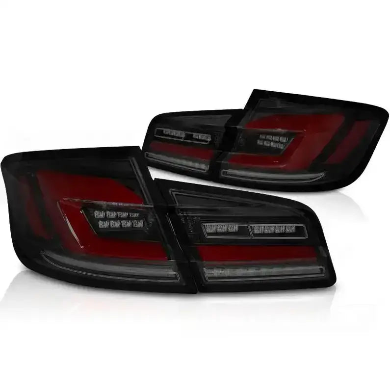 Baklykter Led Black Smoke BMW F10, to baklykter med LED-elementer vist fra skrå vinkel.