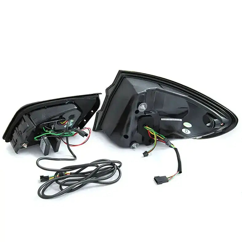 Baklamper Led Black Smoke BMW F10, bakside med synlige ledninger og kontakter på lys bakgrunn.