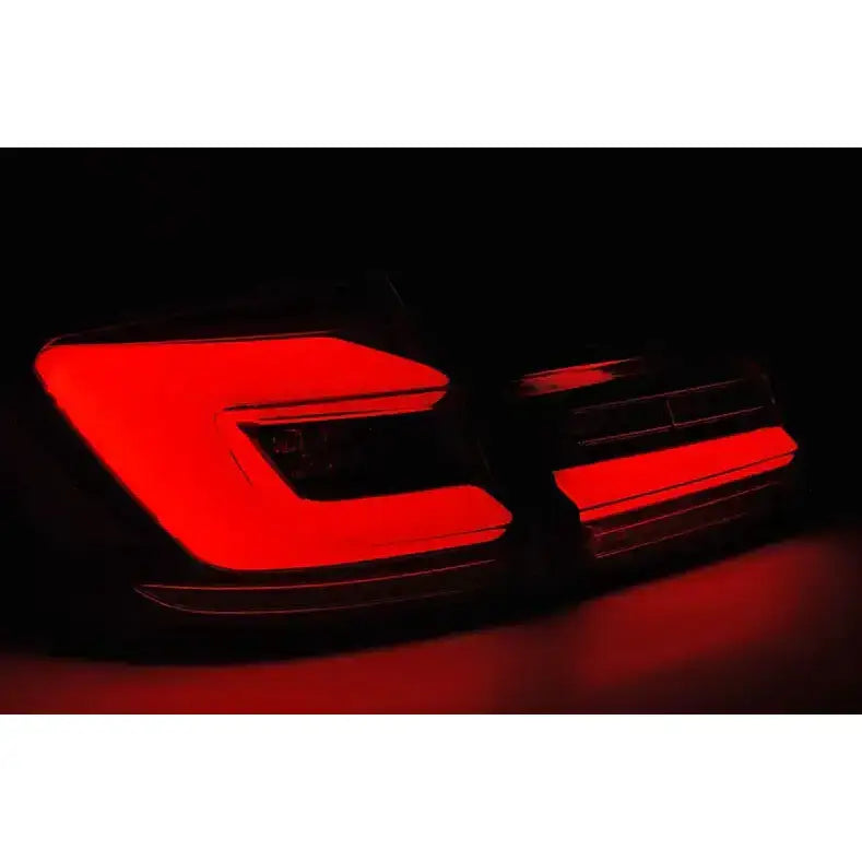 Baklykt Led Bmw F10 med rødt lys og moderne design sett fra skrå vinkel mot mørk bakgrunn.