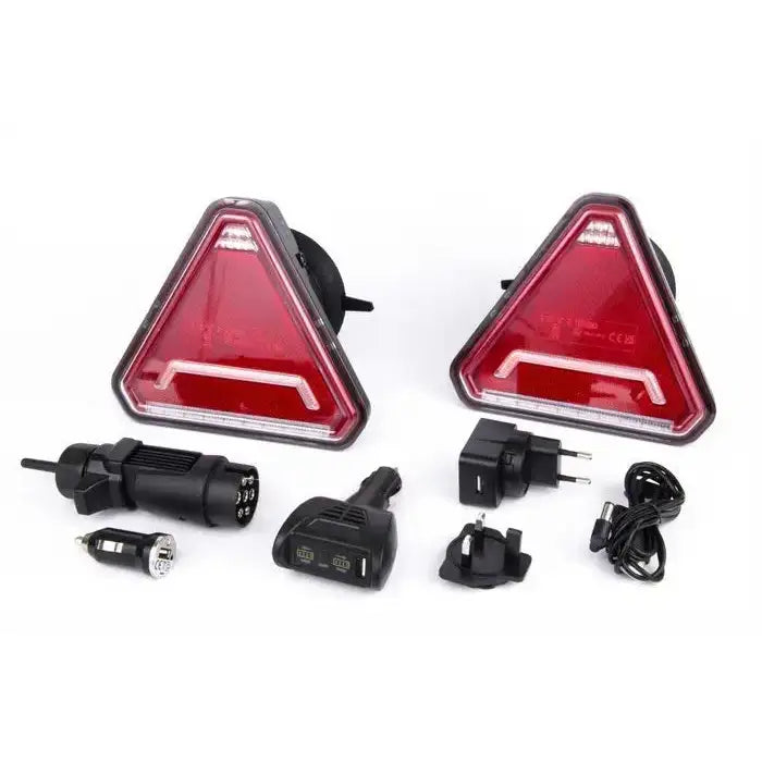 Baklys tilhenger Connix PLUS, sett forfra med tilhørende ladere og kabler på hvit bakgrunn.