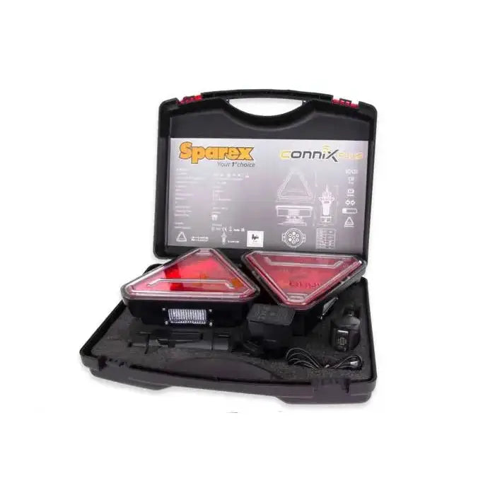 Baklys Tilhenger Connix PLUS, åpent etui med to røde trekantlykter, ladere og tilbehør sett forfra.