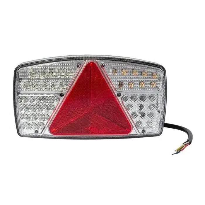 Baklys Tilhenger Fabrilcar by Aspöck, frontvisning med rødt trekantrefleks, klare og ravfargede felt samt synlig kabel.