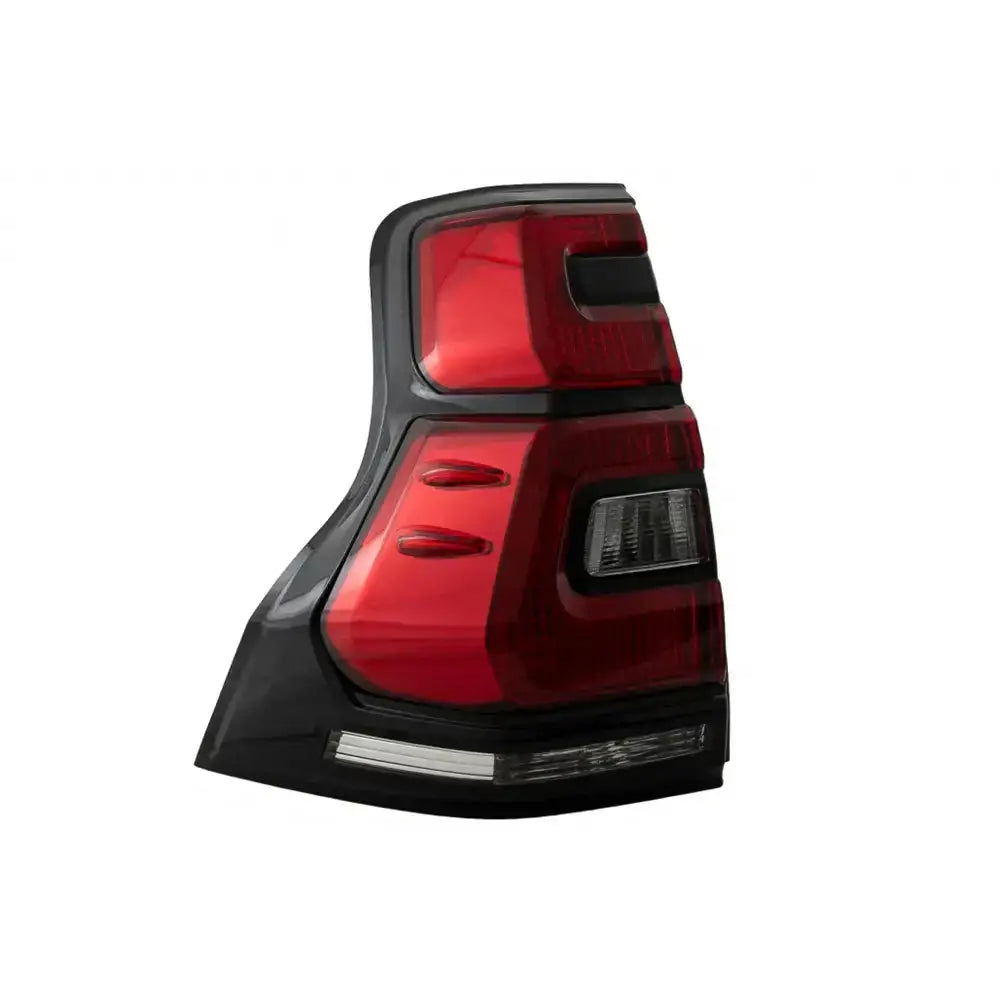 Baklys til Toyota Land Cruiser J150 LED, rød og sort plast, sidevisning med tydelig lysinndeling.