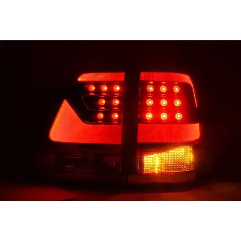 Baklys LED for Toyota Land Cruiser J200, sett bakfra med røde og oransje segmenterte lysdioder.