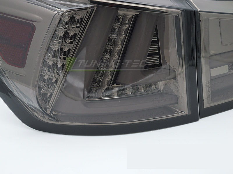 Nærbilde av sekvensielle LED-blinklys på baklykter til Lexus IS 2006–2013