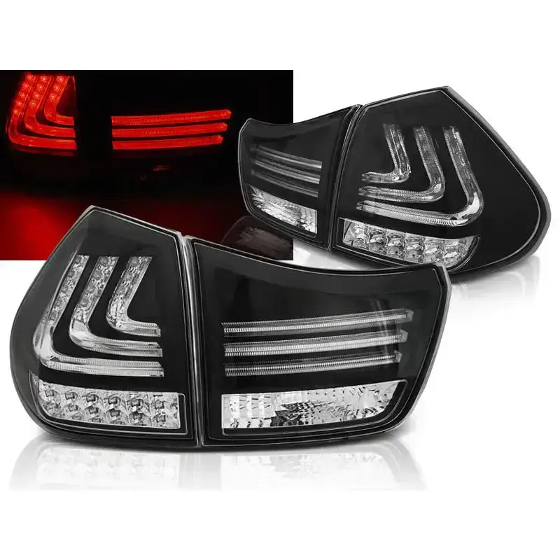 Baklykter Lexus RX 330 350 03-08 LED Bar Black med V-formede LED og røde lys, sett fra skrå vinkel.