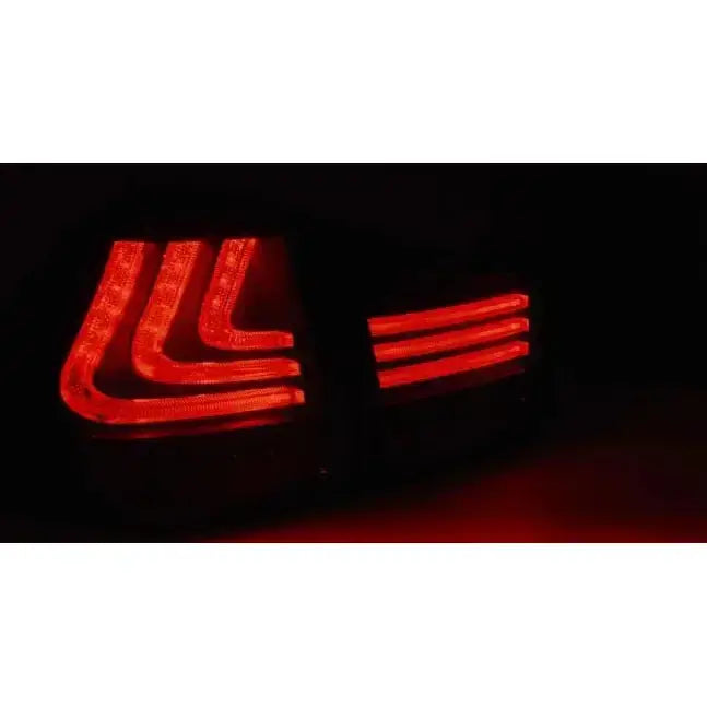 Baklys Lexus RX 330/350 LED Bar Black med tydelige L-formede lysstriper opplyst i mørket.
