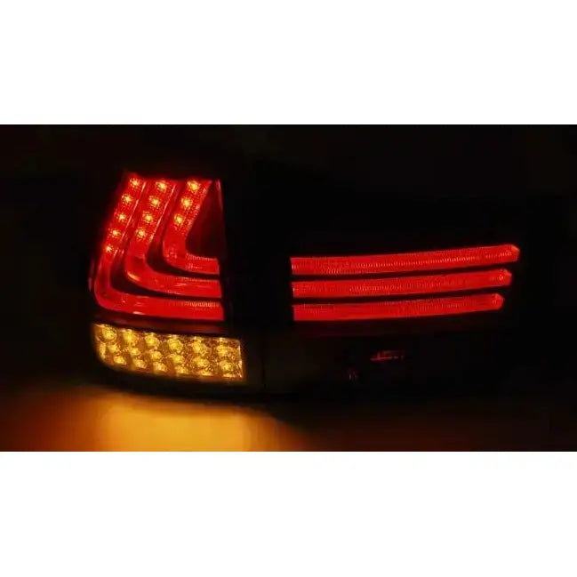 Baklamper Lexus RX 330 350 LED Bar Black med røde og gule lys, sett skrått i mørkt miljø.