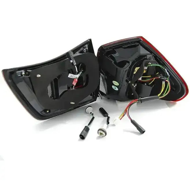 Baklykter Lexus RX 330 / 350 03-08 LED Bar Black vist fra baksiden med ledninger og kontakter.
