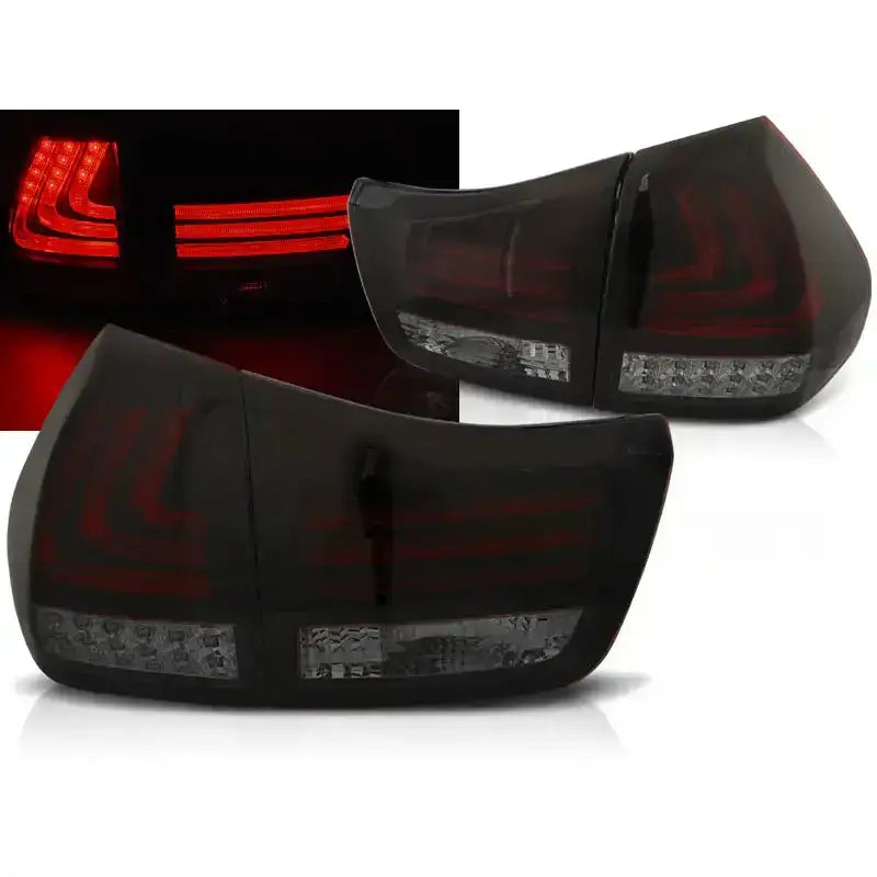 Baklykter Lexus RX 330 350 LED Bar Red Smoke Black sett fra skrå vinkel med rødt lys tent.