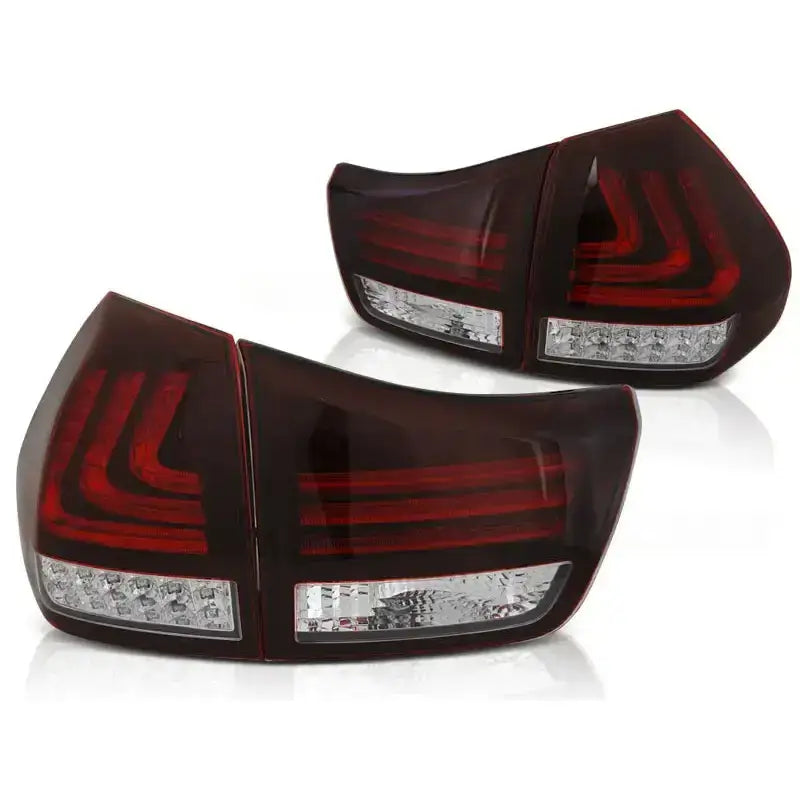 Baklykt Lexus RX 330/350 LED Bar med røde og hvite felt, sett skrått forfra.
