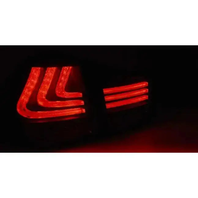 Baklys Lexus RX 330/350 LED Bar med røde og hvite striper, sett forfra i mørket.