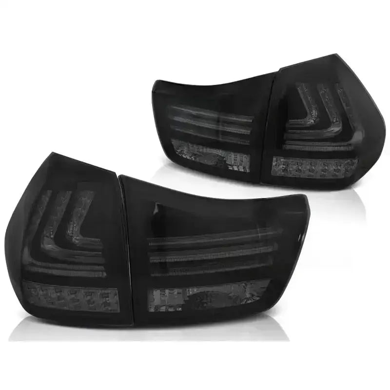 Baklykt Lexus RX 330 350 LED Bar Smoke Black med tydelige LED-striper, sett skrått forfra.
