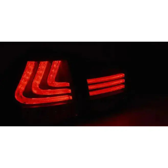 Baklys Lexus RX 330/350 med LED-striper i vinkel- og linjemønster, lyser rødt i mørket.