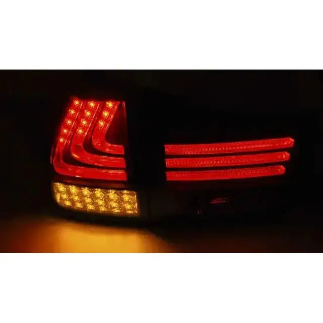 Baklamper Lexus RX 330 350 LED Bar Smoke Black med røde lyslinjer og gule LED-pærer, sett skrått bakfra.