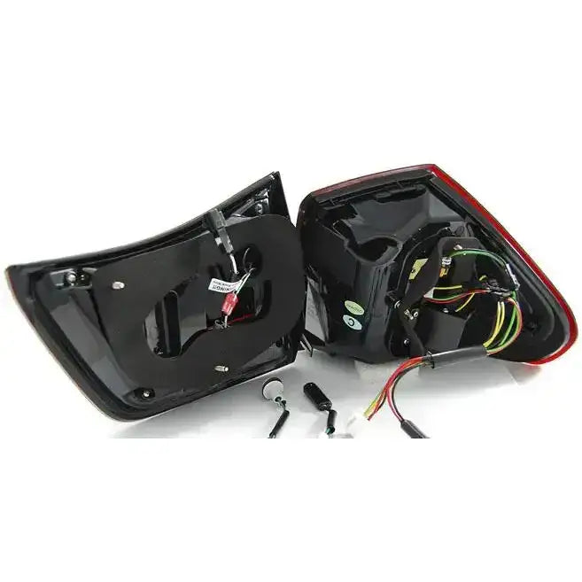 Baklykter Lexus RX 330 / 350 Led Bar Smoke Black sett bakfra med ledninger og kontakter synlige.