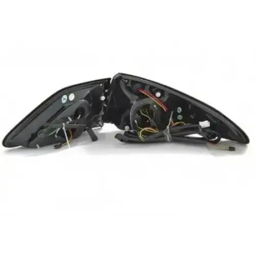 Baklys Lexus RX III 350 09-12 Black Led, bakside med ledninger og tilkoblinger mot hvit bakgrunn.