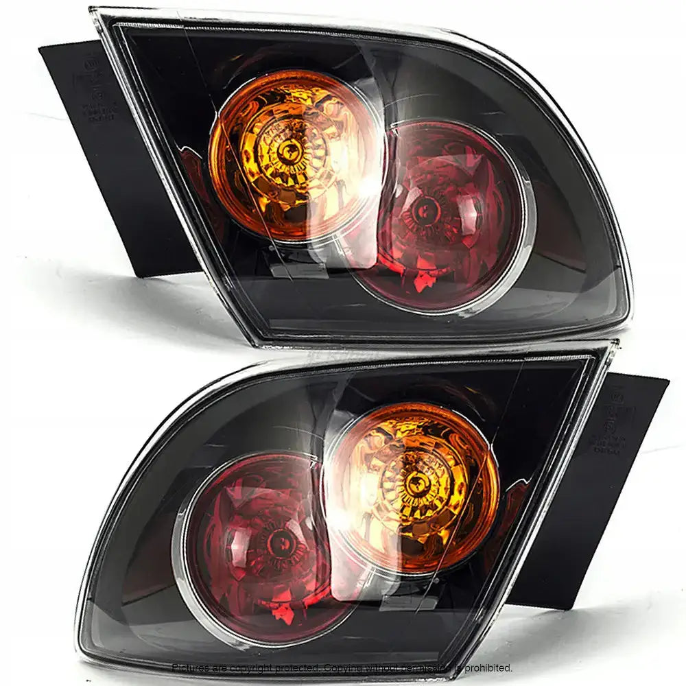 Baklykter Mazda 3 03-06 med klart glass, oransje og rød lykt, sett skrått forfra mot hvit bakgrunn.