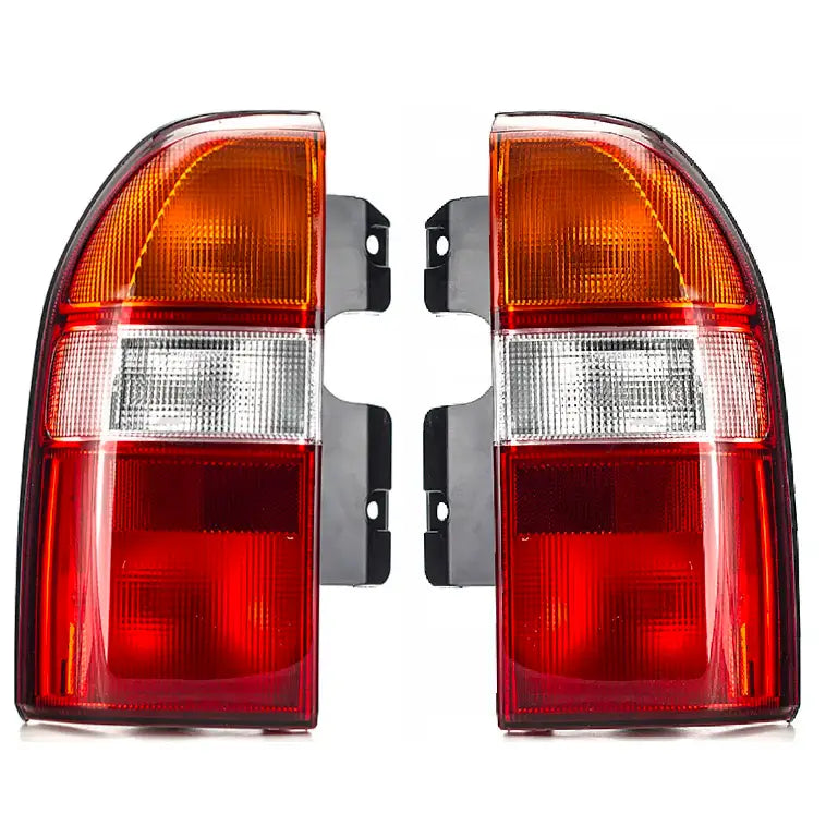 Baklykter Mazda 3 13-17 W16W sett forfra med klare felt i oransje, hvitt og rødt.