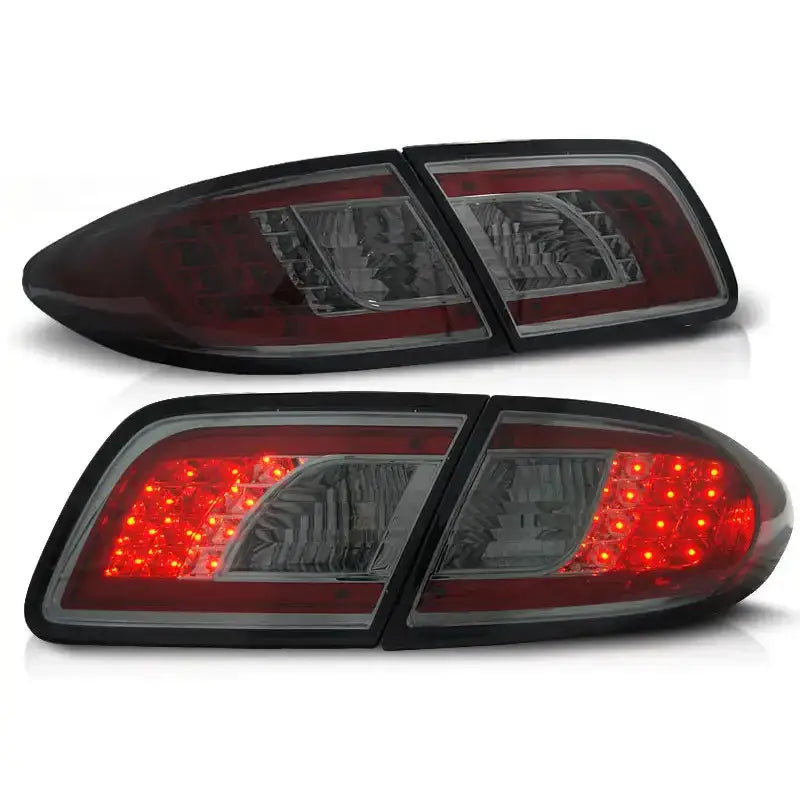Baklykter Mazda 6 08.02-08.07 sedan med sotet glass og røde LED-lys, én tent og én av.
