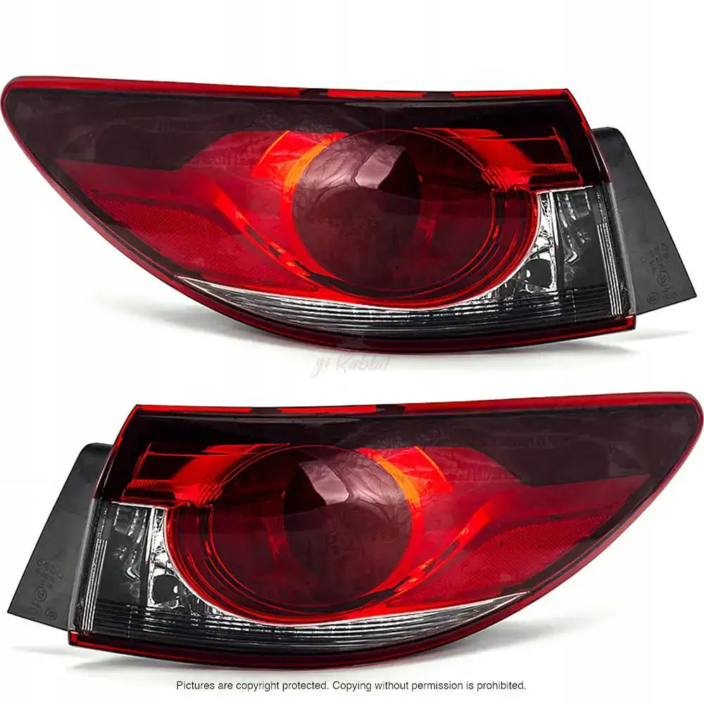 Baklykter Mazda 6 12-15 WY21W i rødt og klart plast, sett fra skrå vinkel mot hvit bakgrunn.