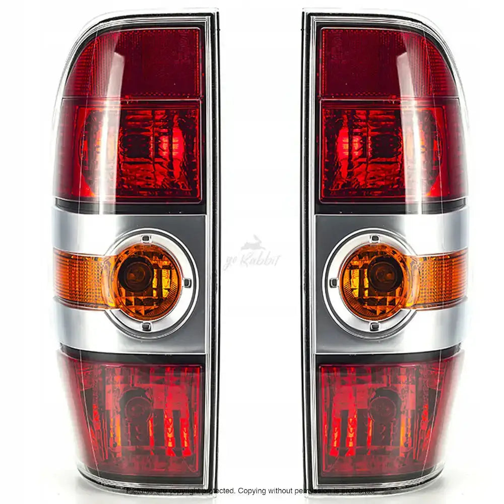 Baklykter Mazda BT-50 06-15 med klare linser, røde og oransje felter og sølvdetaljer, sett forfra.