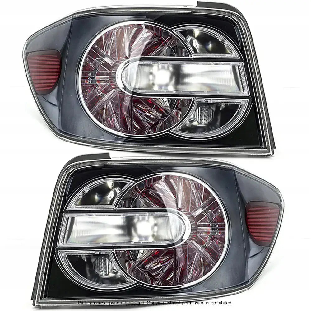 Baklykter Mazda CX-7 07-12 sett med klar plast, svart innfatning og røde reflektorer, forfra.