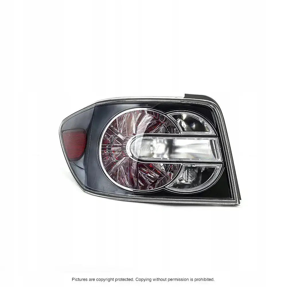 Baklykt Mazda CX-7 07-12 med klar plast, røde og kromdetaljer, fotografert i skrå vinkel.