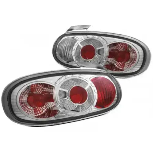 Baklykter Mazda MX5 NB 98-05 chrome, to ovale baklys med røde og sølv detaljer, skrå vinkel.