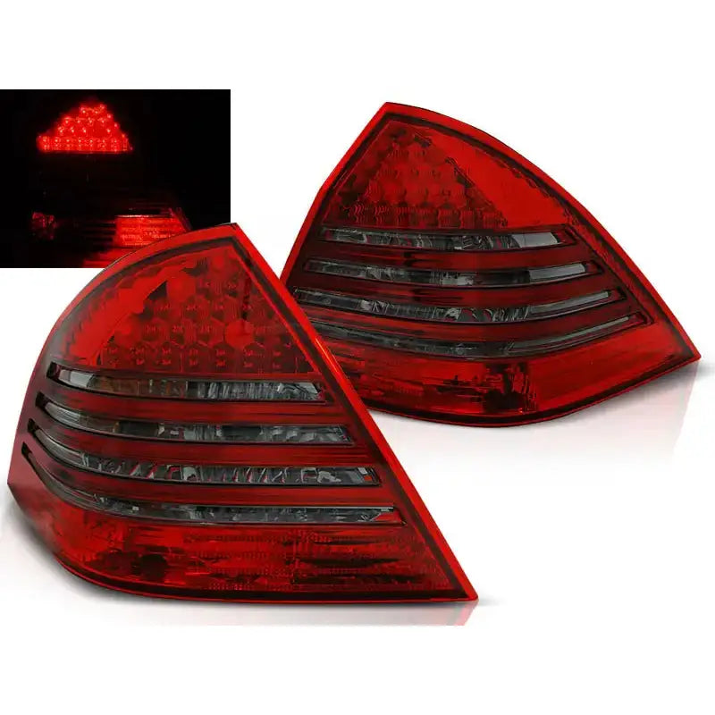 Baklykter Mercedes C-Klasse W203 Sedan 00-04 i rød plast med svarte striper, sett fra skrå vinkel.