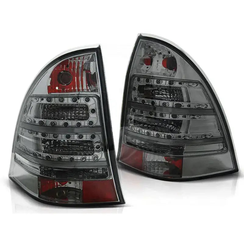 Baklykt Mercedes C-Klasse W203 stasjonsvogn LED, sotet plast med røde og svarte detaljer.