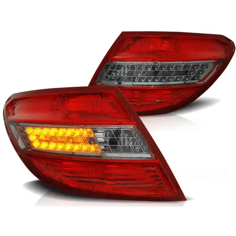 Baklykt Mercedes C-Klasse W204 LED, rød og klar plast, skrå vinkel med gult blinklys.