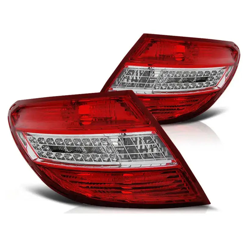 Baklykt Mercedes C-Klasse W204 LED, rød og hvit, sett fra skrå vinkel mot hvit bakgrunn.