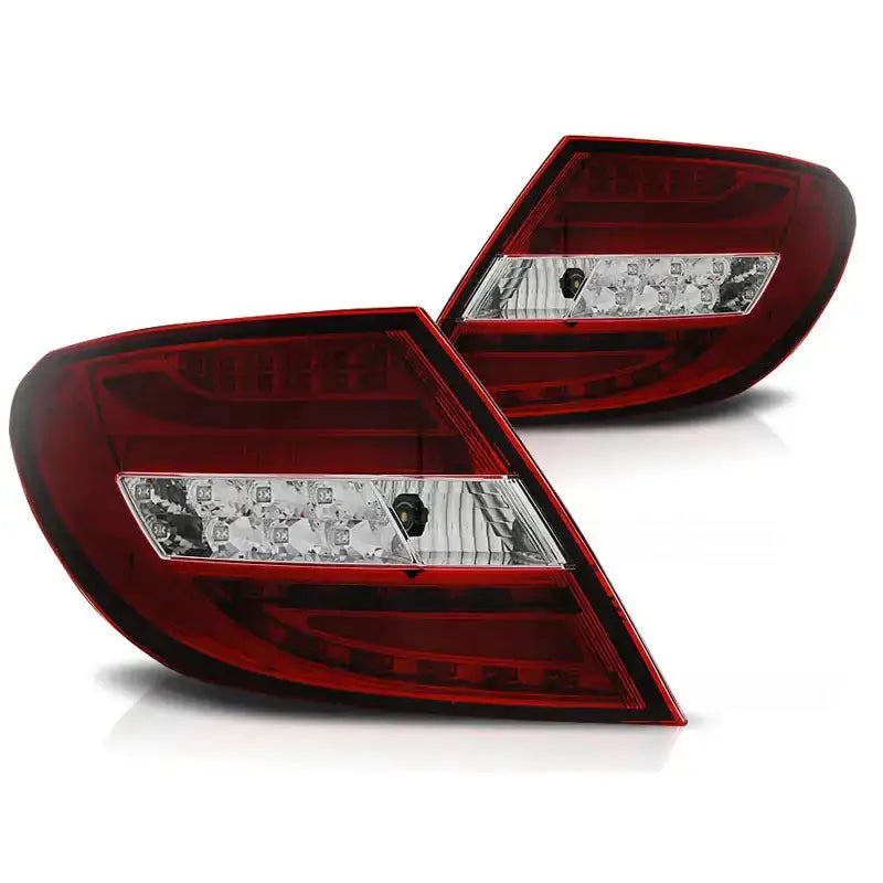 Baklykt Mercedes C-Klasse W204 LED baklykter i rød og klar plast, sett fra skrå vinkel.