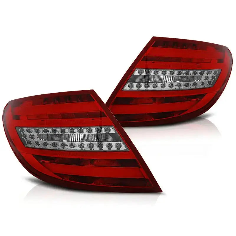 Baklykt Mercedes C-Klasse W204 LED rød og hvit sett skrått forfra med synlige LED-lys.