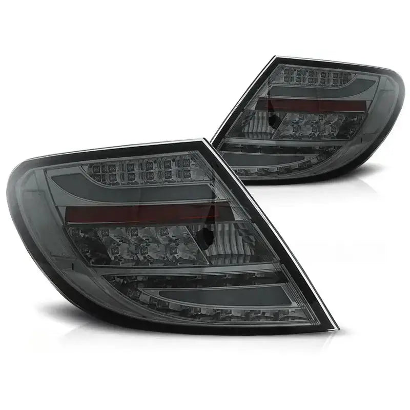 Baklykt Mercedes C-Klasse W204 sedan 07-10 i sotet plast med LED og røde striper, skrå forvinkel.