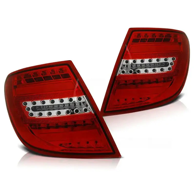 Baklykt Mercedes C-Klasse W204 stasjonsvogn med røde og hvite LED-felt, sett skrått forfra.