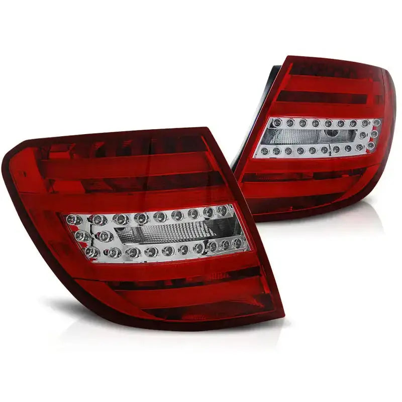 Baklykt Mercedes C-Klasse W204 stasjonsvogn 07-10 med røde og hvite LED-detaljer, skrå vinkel.